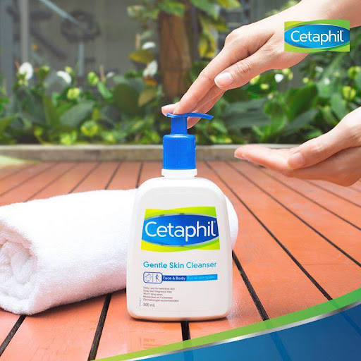 Cetaphil Oily Skin Cleanser màu trắng dạng chai ấn