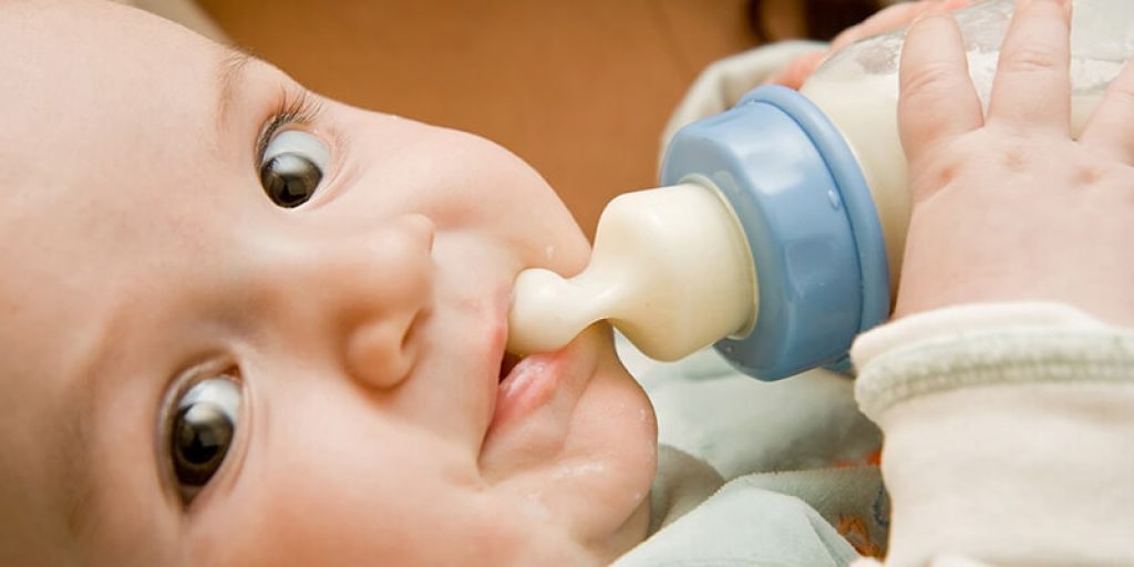 Em bé đang bú bình sữa