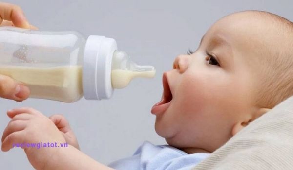 Khi mẹ pha sữa non đúng cách sẽ giúp bé tăng cân đều đặn.