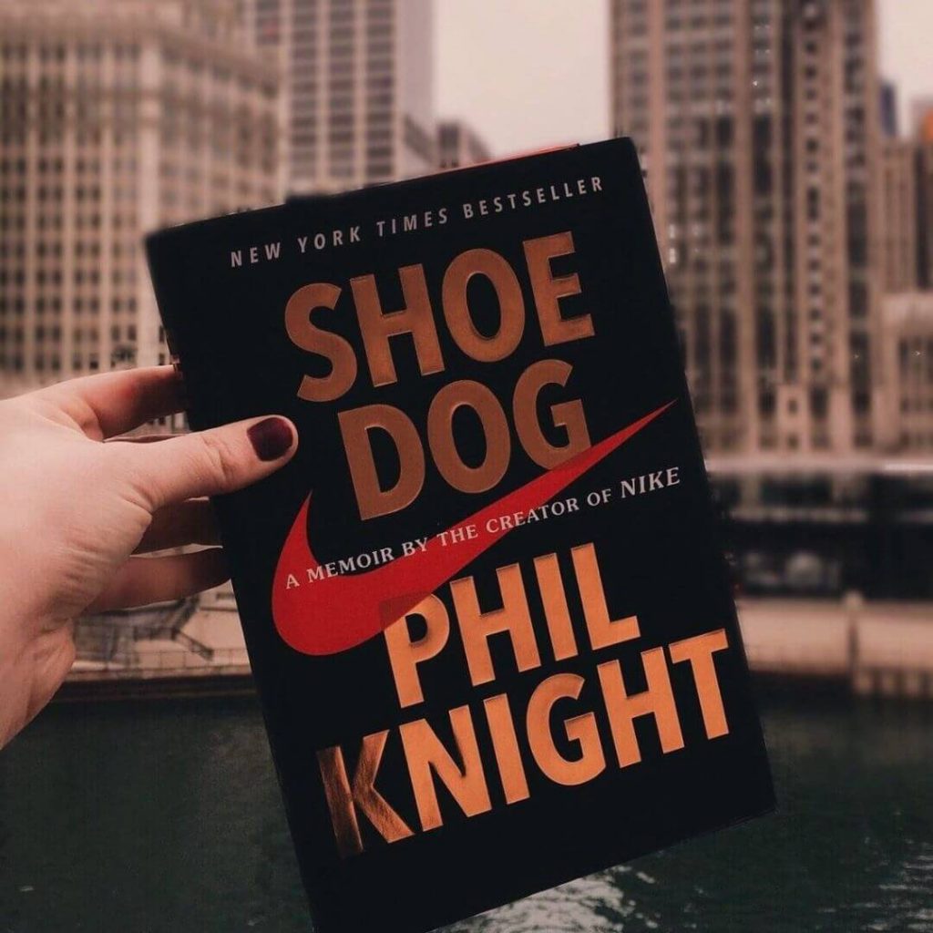 sách shoe dog của phil knight bìa đen