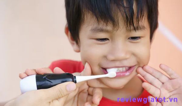 trẻ đánh răng sử dụng bàn chải công nghệ