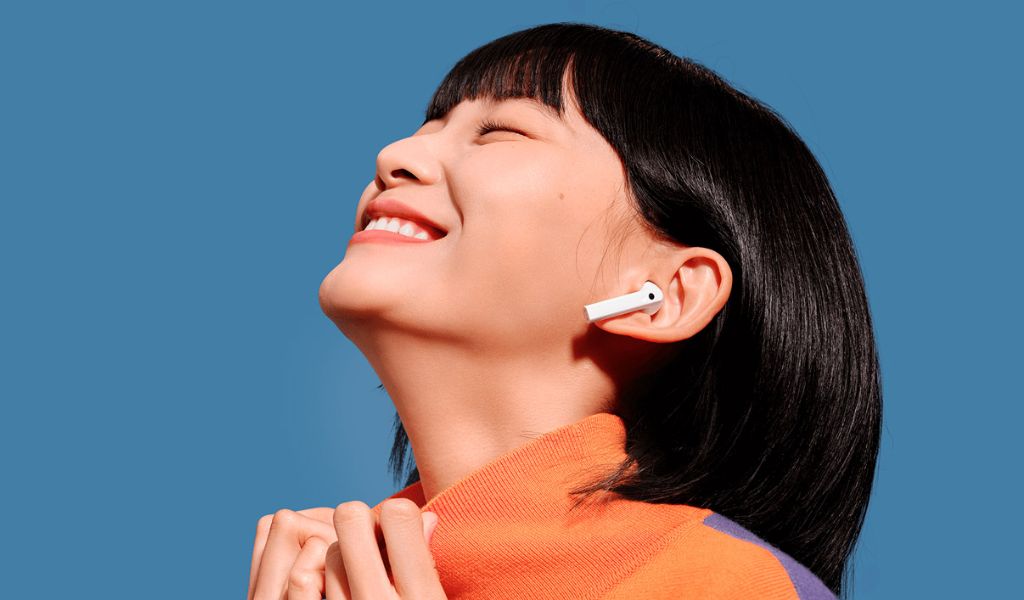 một cô gái đang đeo tai nghe xiaomi redmi buds 3