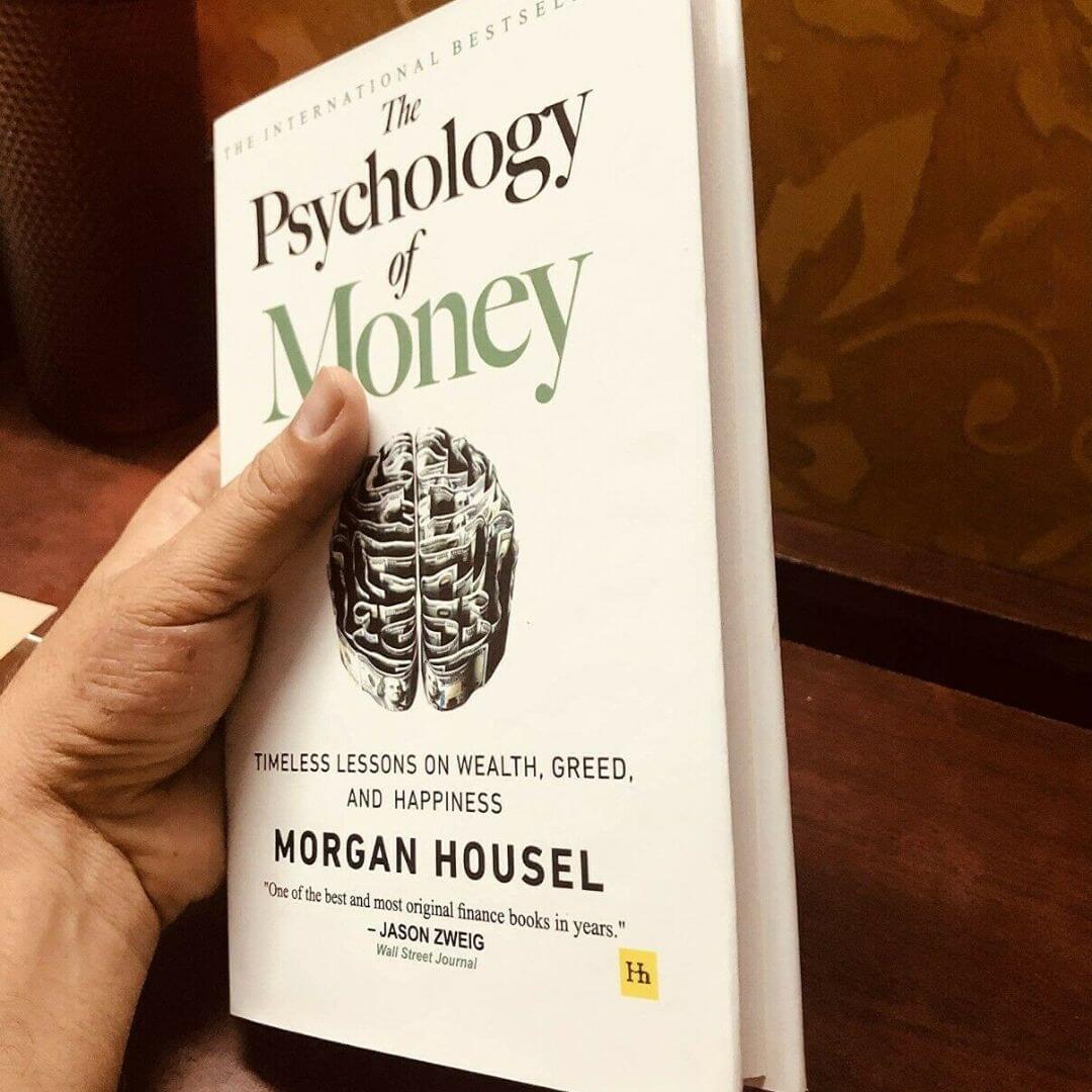 tay cầm sách psychology of money