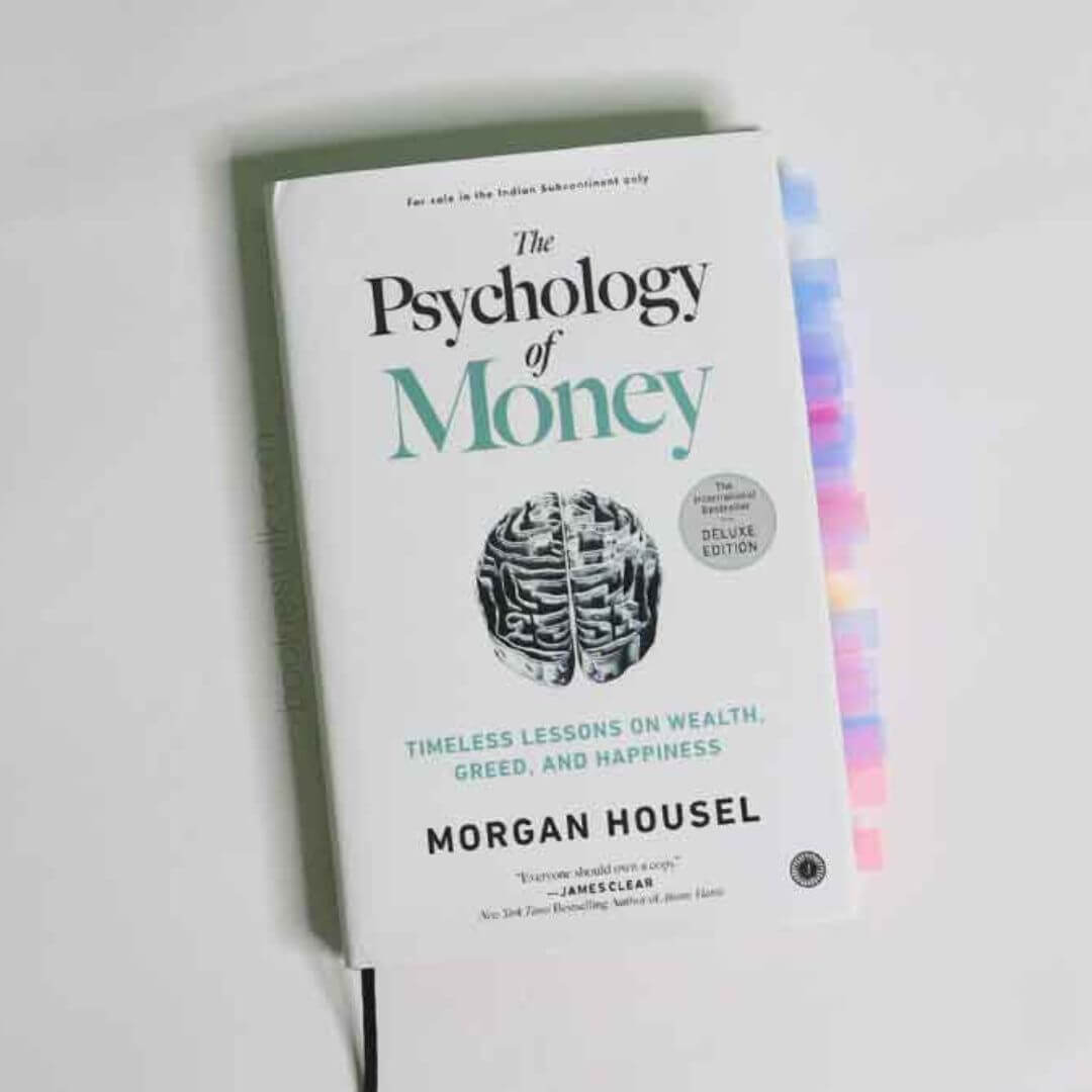 sách tâm lý học về tiền với nhãn màu