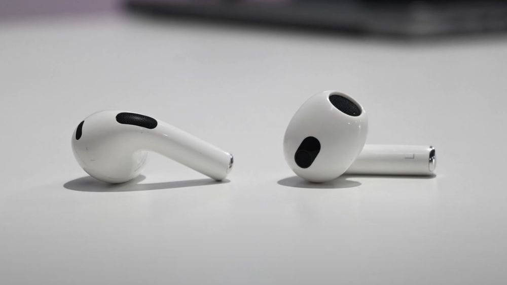 hai chiếc tai nghe airpods 3 đặt trên bàn